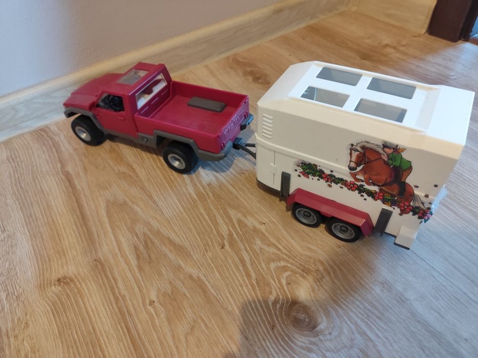 Samochód z przyczepą na konie - zabawka