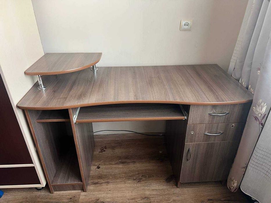 Стіл комп'ютерний