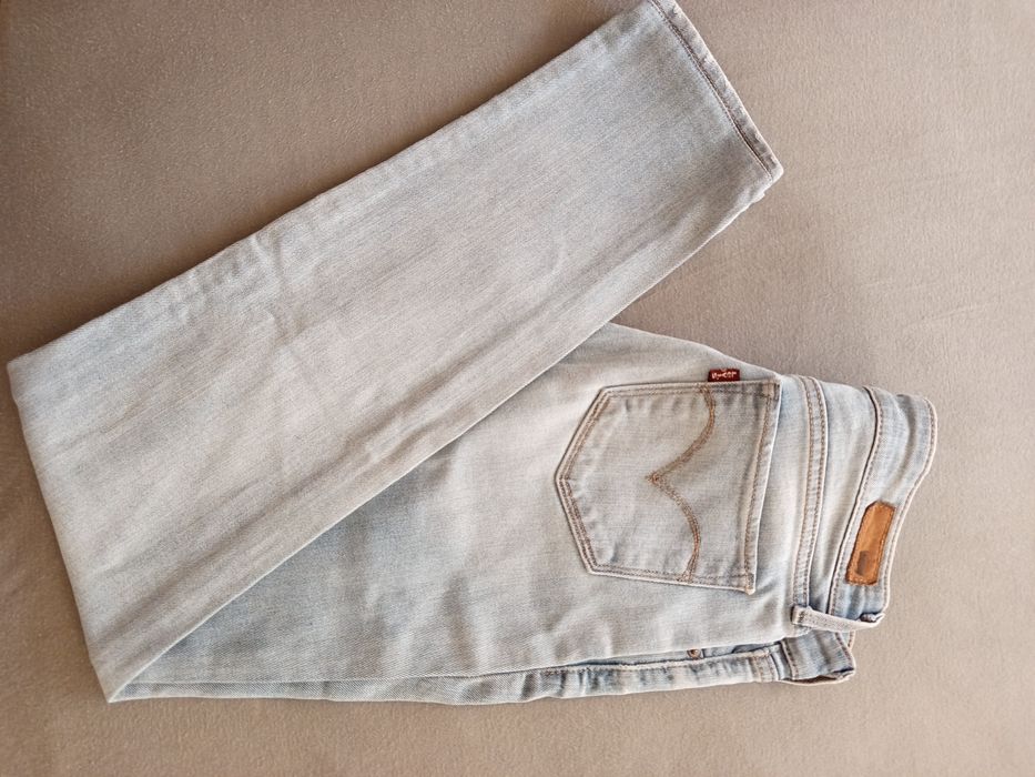 Продам джинсы Levi's