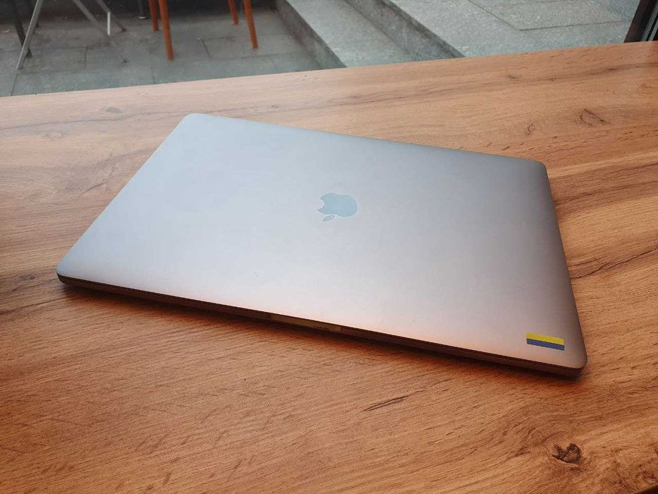 Продаю 16-дюймовий MacBook Pro (2018, США, Каліфорнія)