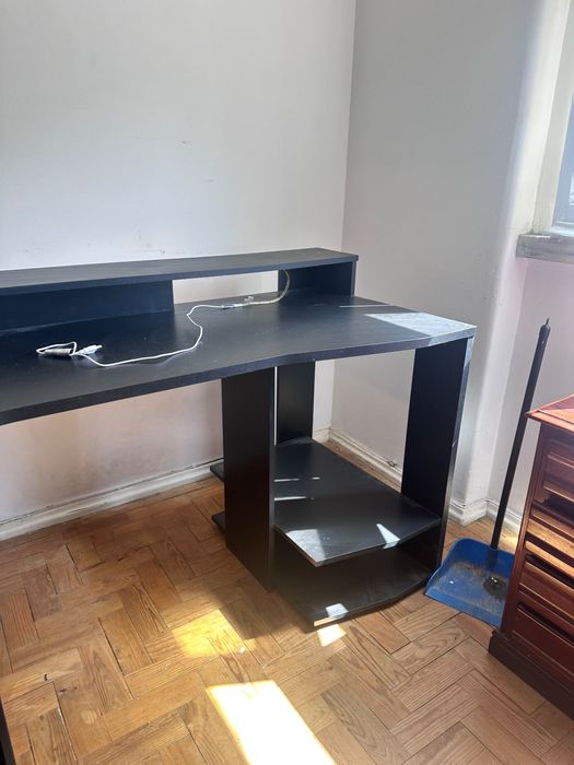 Secretária de Computador Preta com Prateleiras – Bom Estado