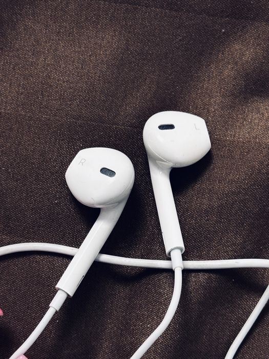 Навушники для iPhone вхід Lightning стан нових.