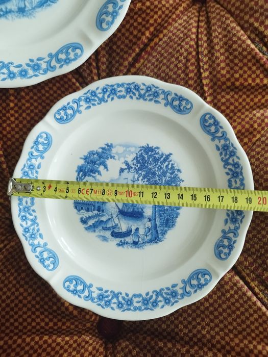 Pratos antigos (8+4) de porcelana da Fábrica de Loiça de Sacavém