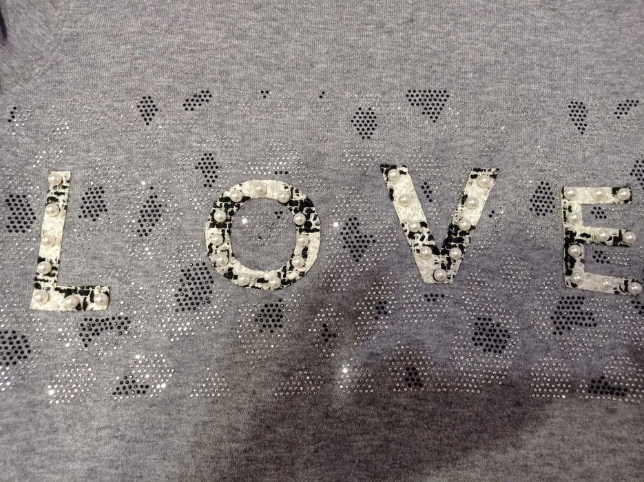 Lekki popielaty świecący sweterek pod szyję