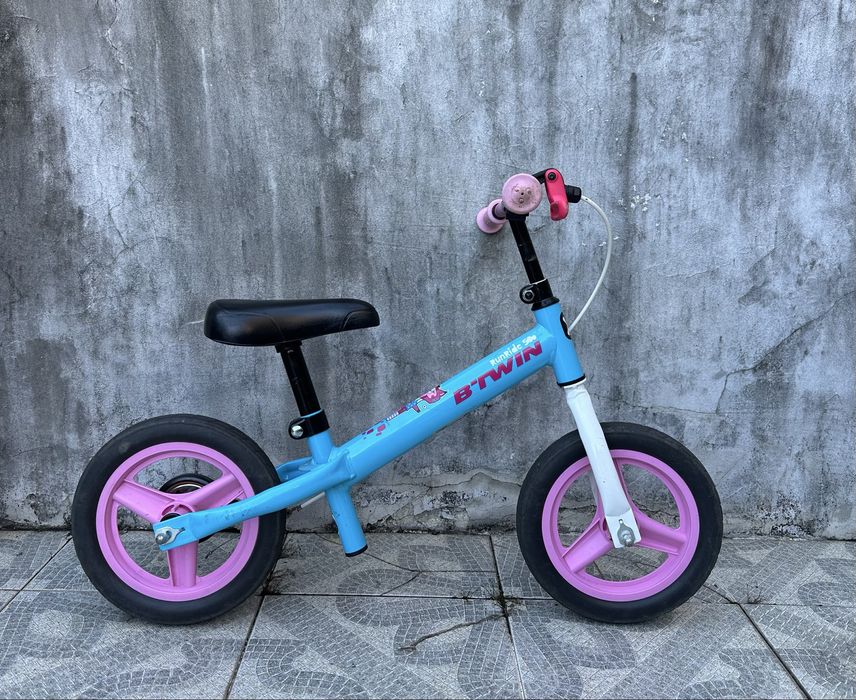Bicicleta de  aprendizagem e equilibrio com tarvao