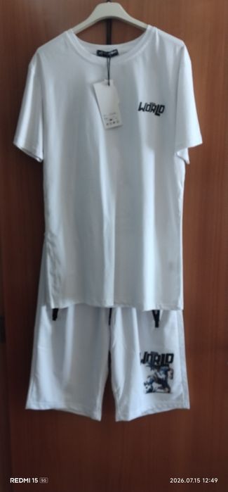 Conjuntos de calções e t-shirt de homem.