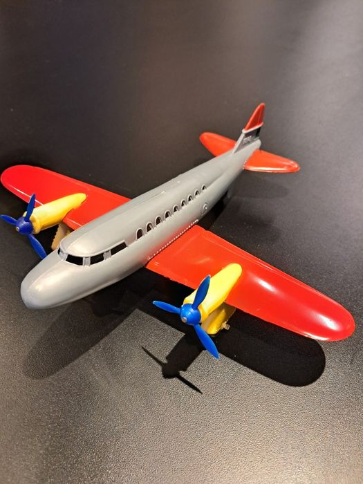 Brinquedos e carros miniaturas  da Pepe clássico.