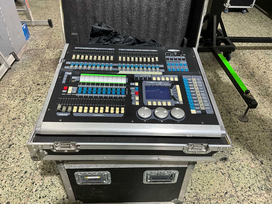 Mesa iluminação Showtec creator 1024 pro (com case e capa de proteção)