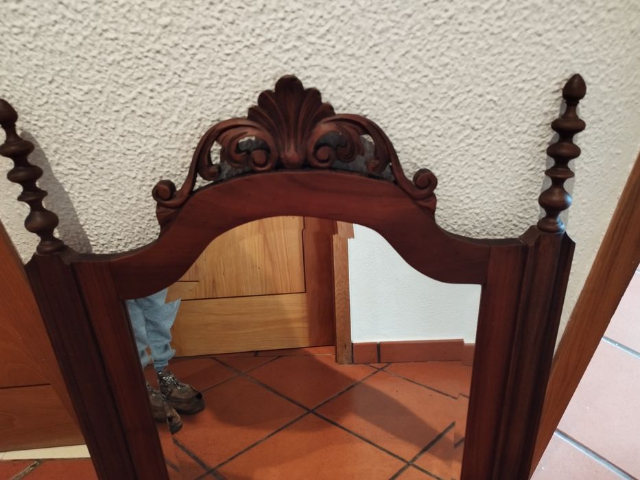 Espelho vintage com moldura em madeira maciça encerada