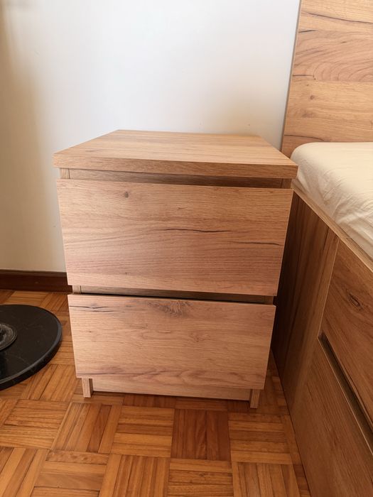 Conjunto de Quarto (Cama 140x190 + Colchão + 2 Mesas de Cabeceira) – Como Novo