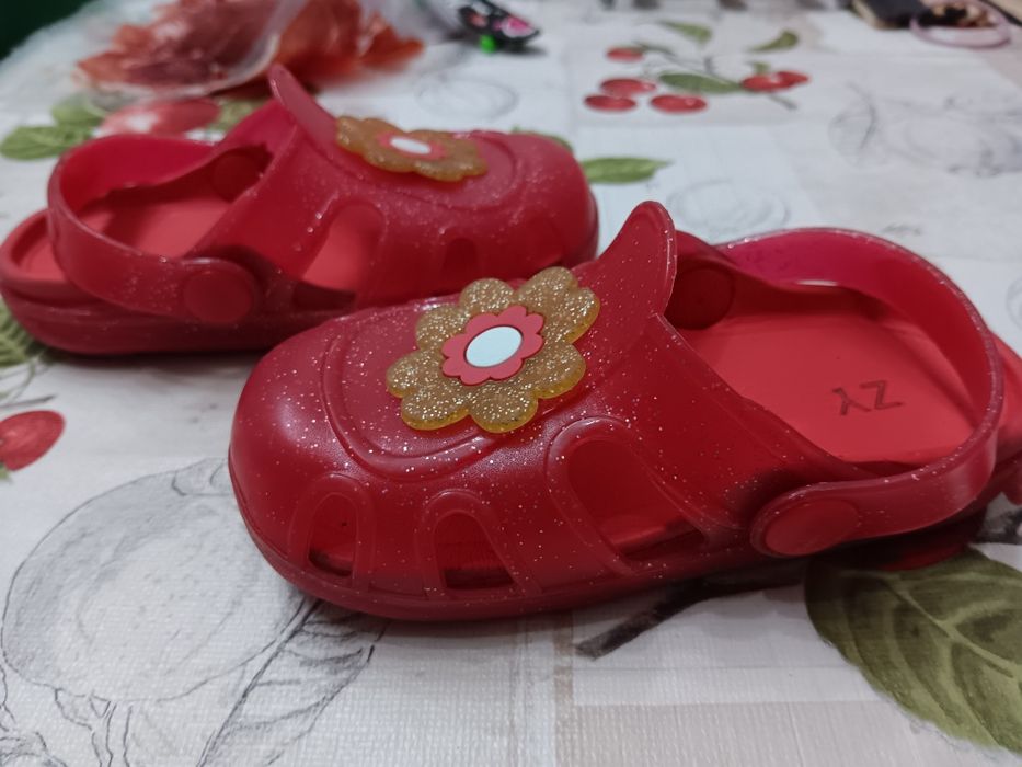 Crocs / Chinelos rosa brilhante com flor dourada brilhante