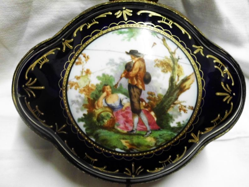 antiga caixa francesa-porcelana pintada á mão-Chateau des trois mulins