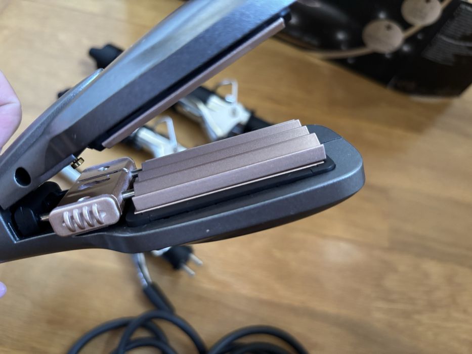 Prancha de Cabelo Christina Aguilera Keratin + Acessórios – NOVA