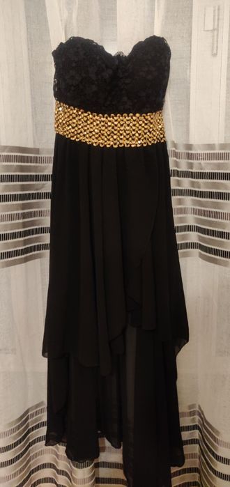 Vestido preto com detalhes de lantejoulas douradas