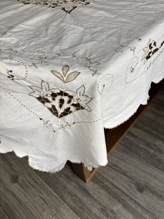 Toalha de mesa em linho bordado à ilha da madeira 212x170