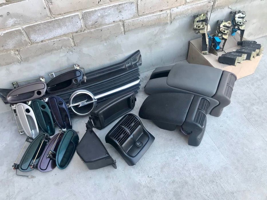 Дефлекторы. Замок дверной. Крышка подлокотника.Opel Omega B.