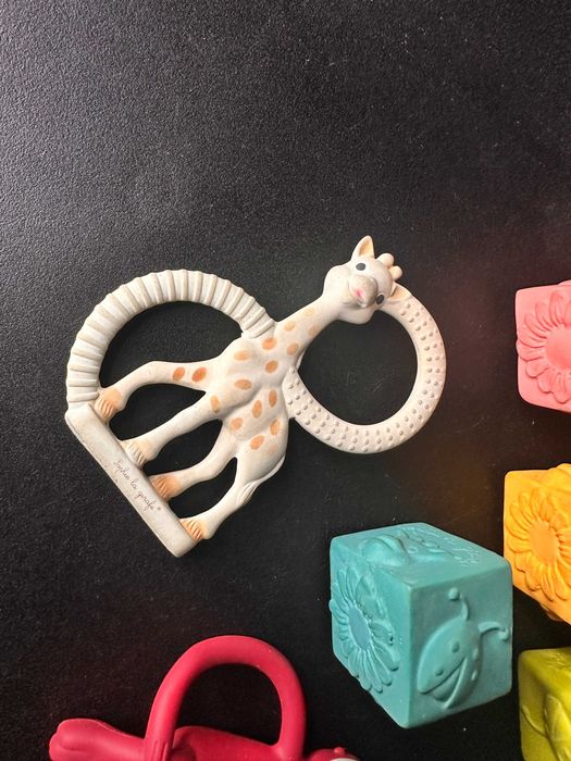 прорізувачі та іграшки жирафка Софі Vulli Sophie girafe та мавпочка Matchstick Monkey