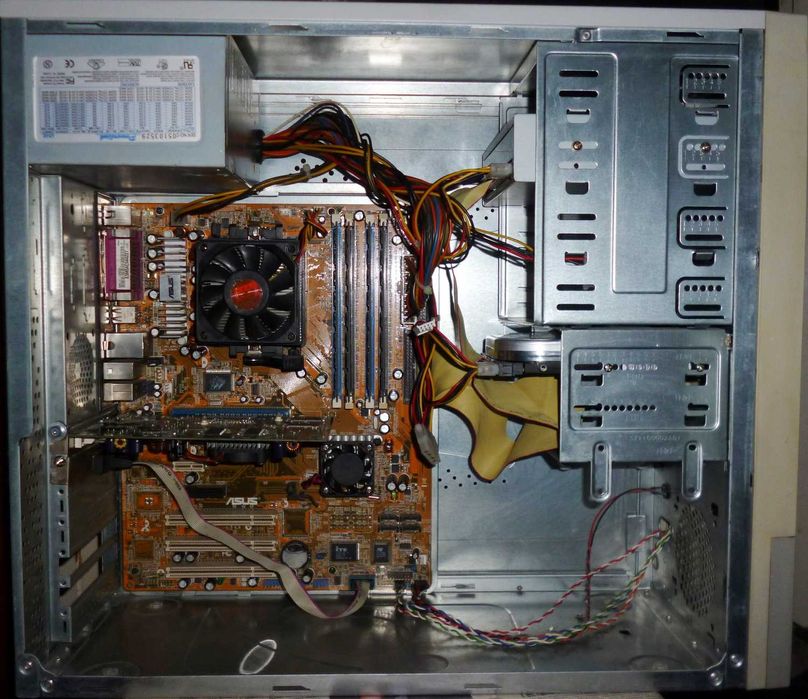 Рабочий системный блок с портами LPT, COM и SATA на материнке