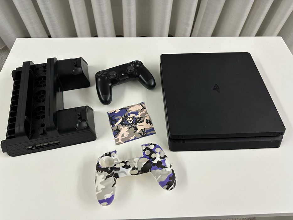 PS4 usada, incluí comando com capa e base de suporte e carregamento