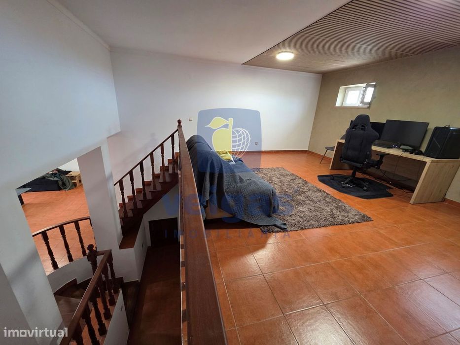 Moradia T5 com 343 m² de área bruta, sala de 40 m², mezzanine e terraç