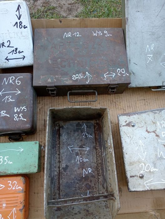 Starej produkcji zestaw starych skrzynek metalowych z epoki PRL