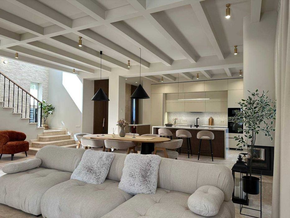 В продаже новый современный дом с бассейном в районе 12ст. Б. Фонтана.