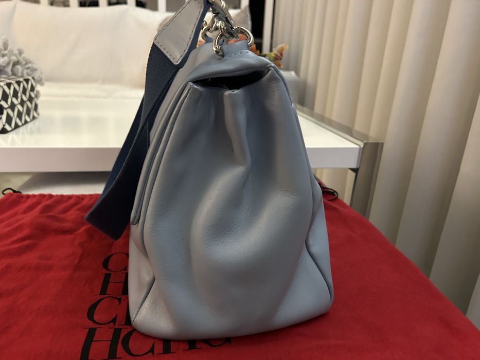 Mala Carolina Herrera em pele