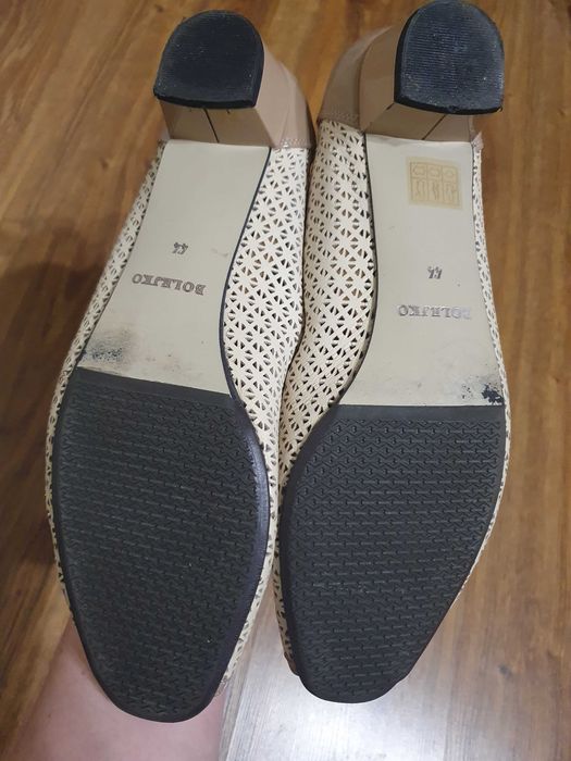 Buty beżowe, eleganckie, wygodne, firmy Bolejko.