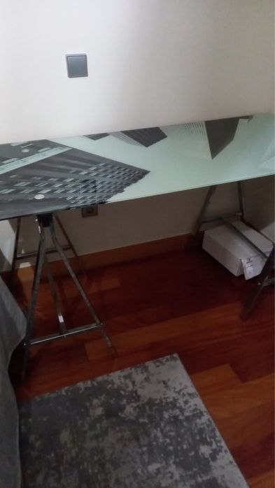 Secretaria com tampo de vidro