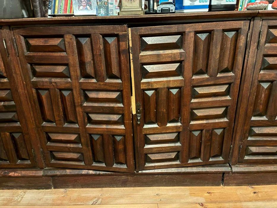 Armário estante com design geométrico