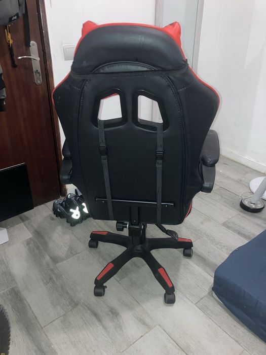 Cadeira gamer preta com vermehlo