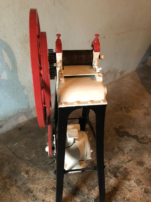 Maquina de lavrar vergas