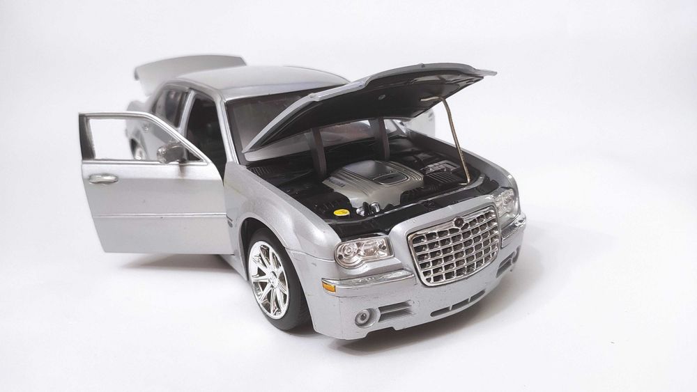 Модель Chrysler 300C Hemi 1/18 Maisto Thailand Silver