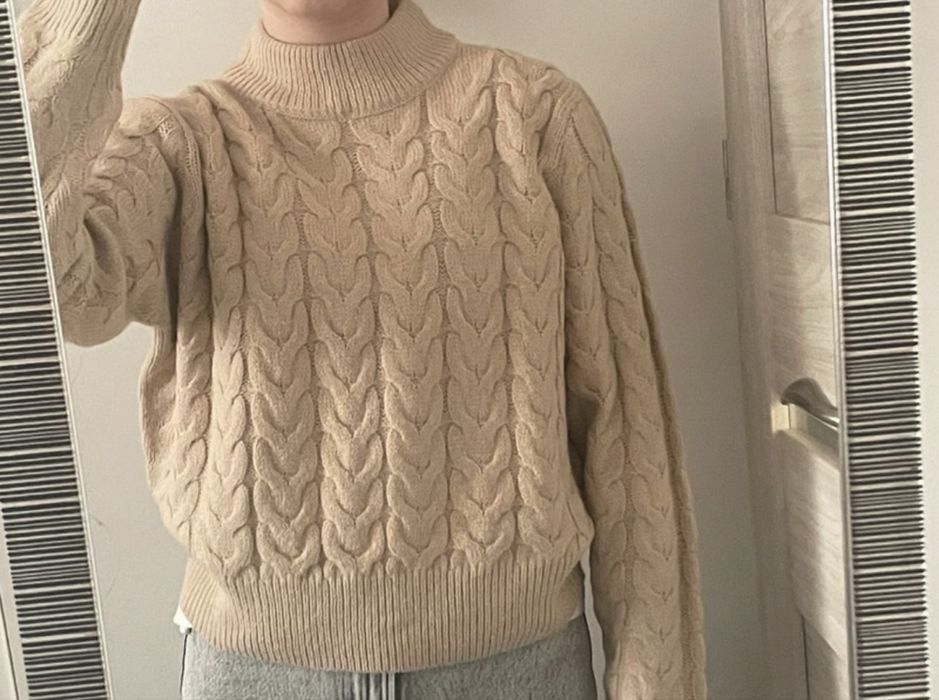 beżowy miły sweter