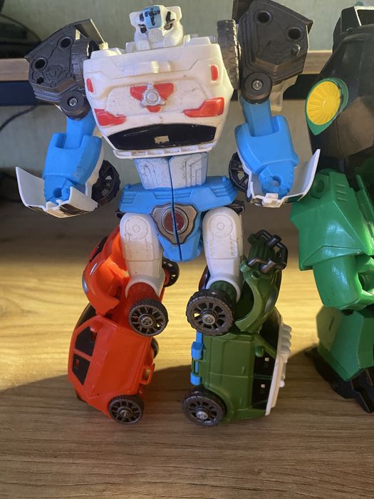 Продам игрушки роботы- трансформеры