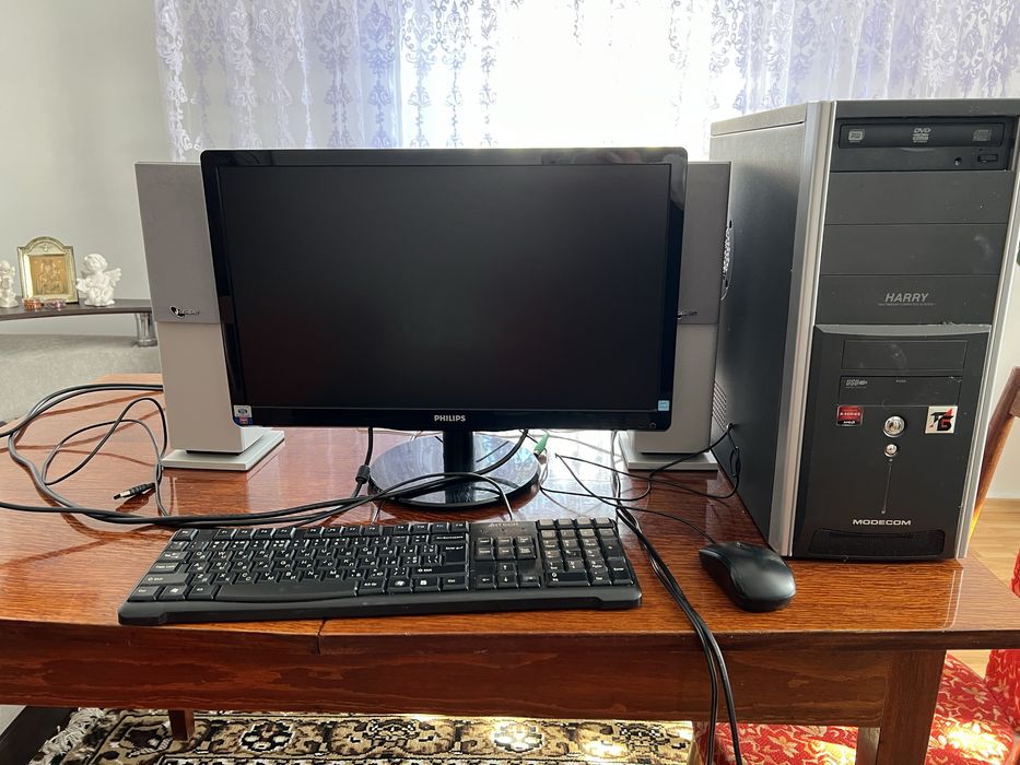 Компютер монітор клавіатура колонки