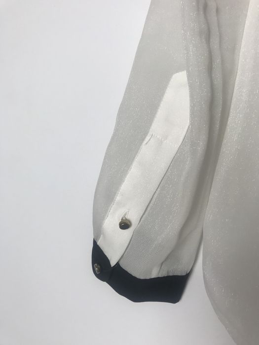 Biała cienka koszula, bluzka z czarnym kołnierzem i lamówką Mango Suit
