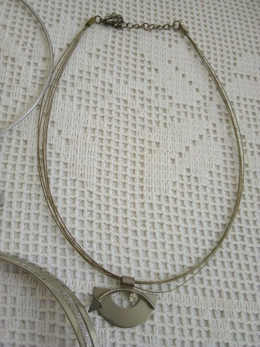 Lote de 3 Colares / Gargantilhas! Preço global - 6,00 € !