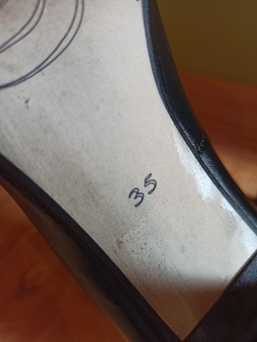 Buty Eska czarne szpilki czółenka 35 czerwony środek