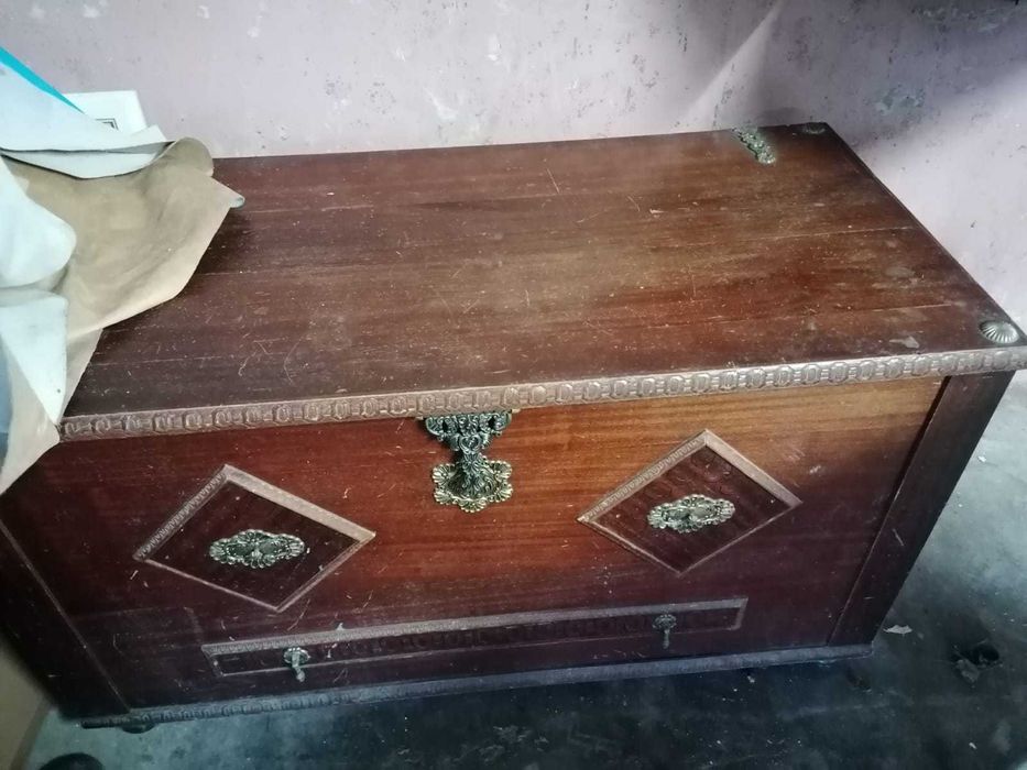 Vendo arca de roupa em madeira