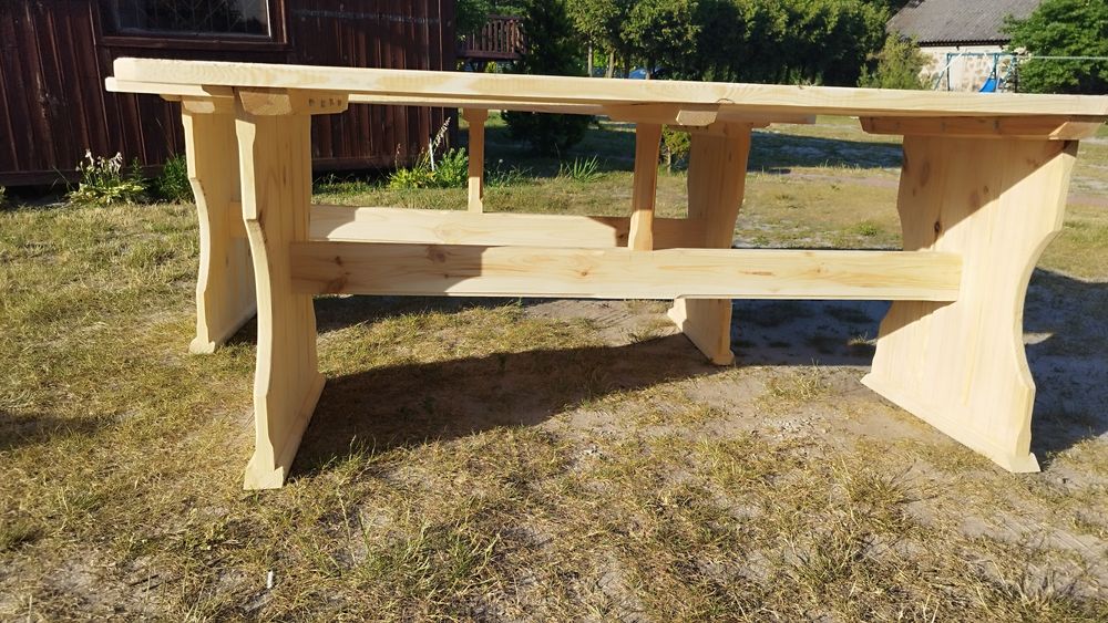Stół ogrodowy drewniany.