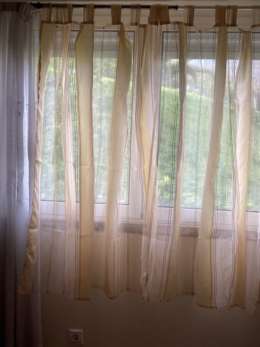 Dois cortinados  tons de amarelo