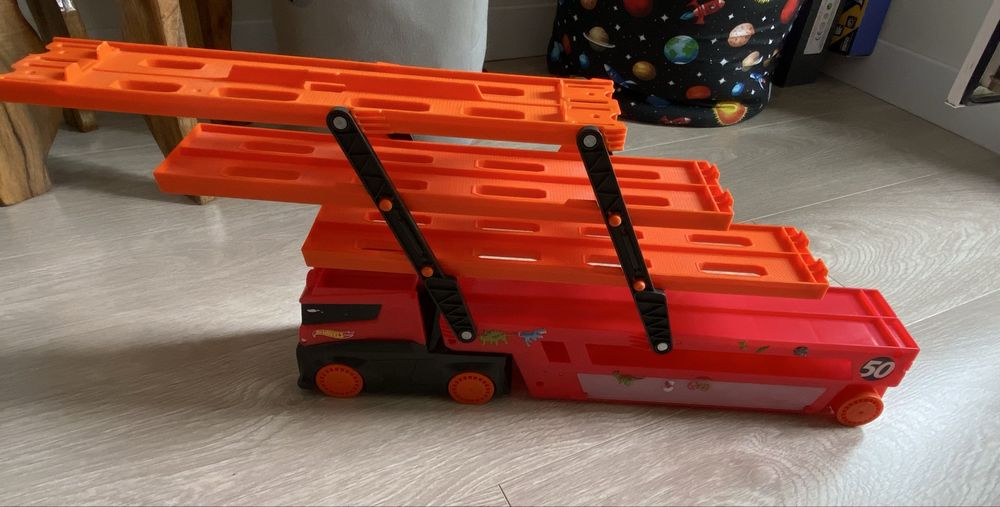 Фура ,вантажівка Hot Wheels