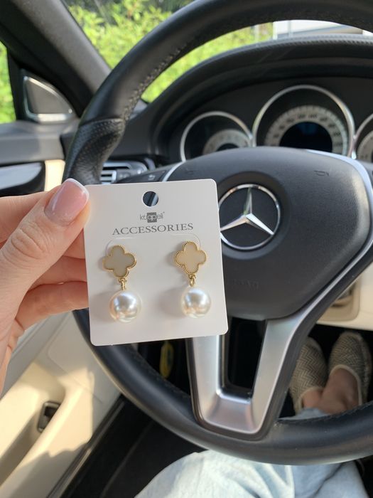 Kolczyli Van Cheef kolor zloty z perelkami zlote nowe koniczyna