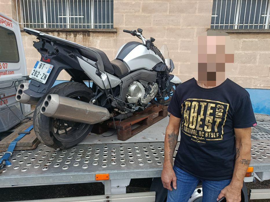 Мотоцикл BMW  K 1600 GT.
Пробіг:100 000км
Пошкоджений спереду, потрібна заміна павука передньої вилки.
Продається як є  все разом дивіться фот