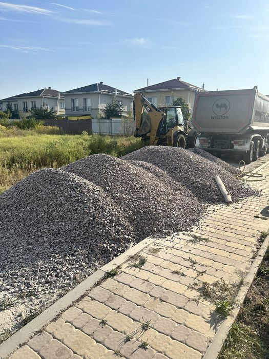 Пісок річковий, пісок яружний(овражний), щебінь фр. 5*20,20*40,40*70