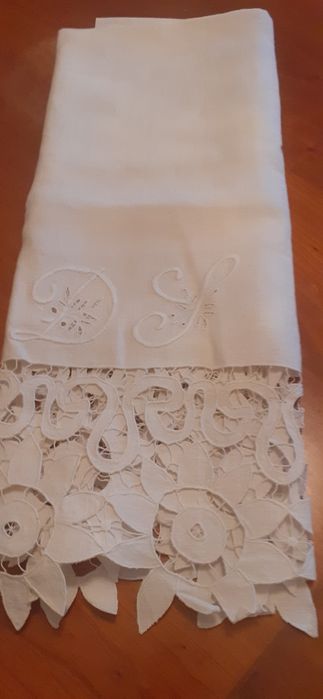Lindíssima toalha linho caseiro Bordados Manuaus