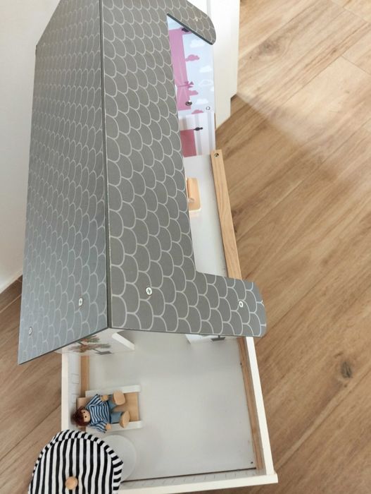 Casa de bonecas de madeira