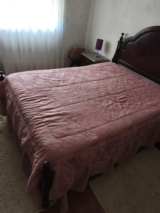 Vendo quarto com uma cama de casal 2 mesinhas  de cabeceira ,uma cômoda