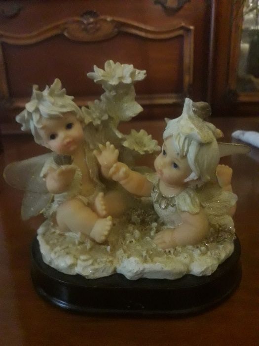 Conjunto d/4 anjos cada 2 juntos no respectivo suporte em madeira